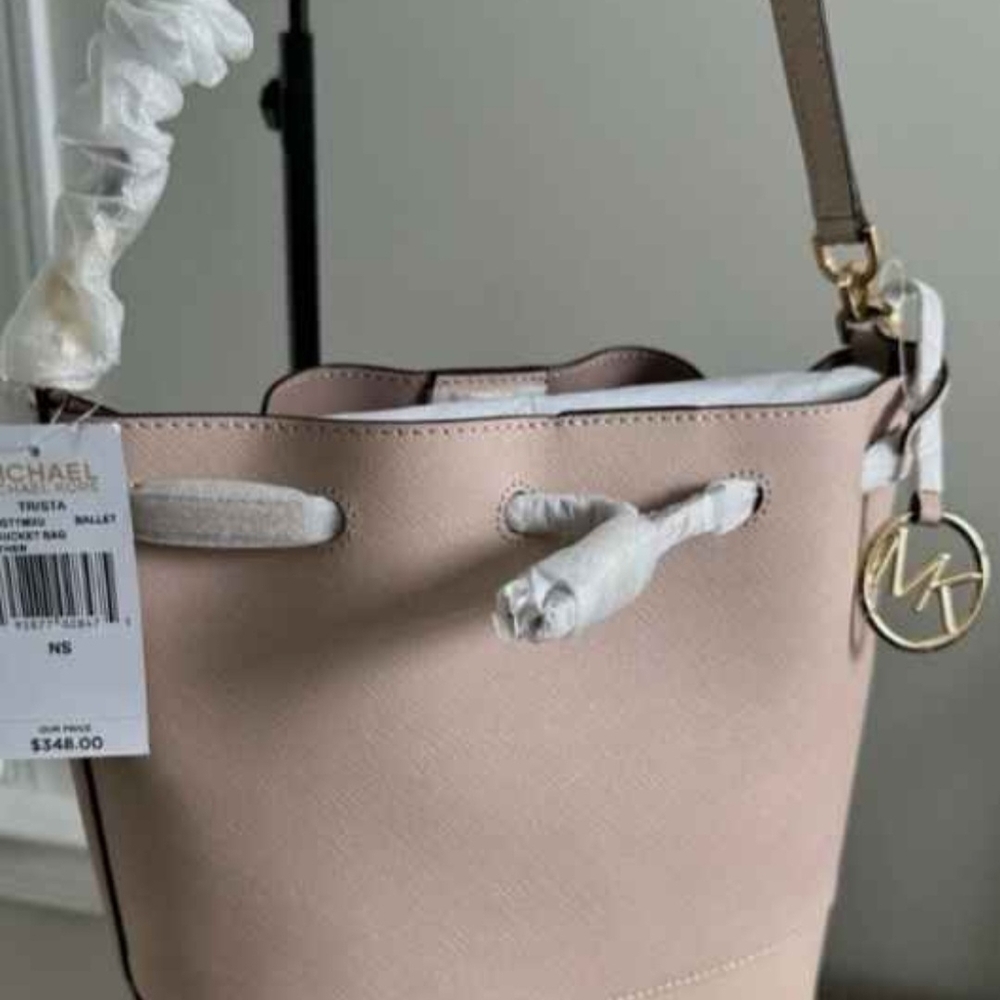 Michael Kors Trista MD  Bucket Bag